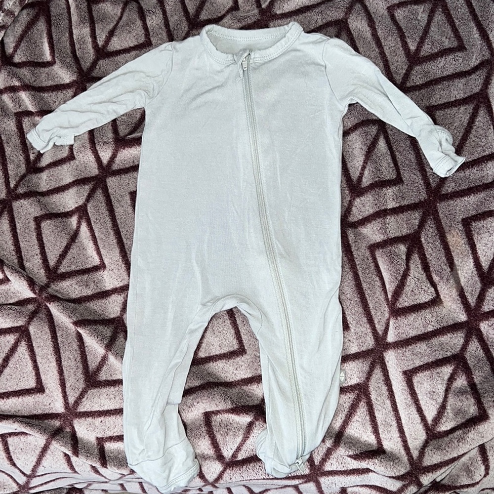 Kyte baby zipper onesie. No footies.